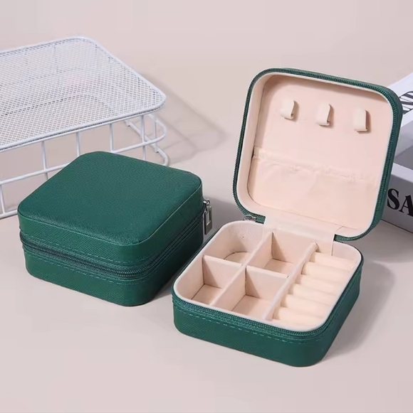 Green Travel Jewelry Organizer - Picture 2 of 2